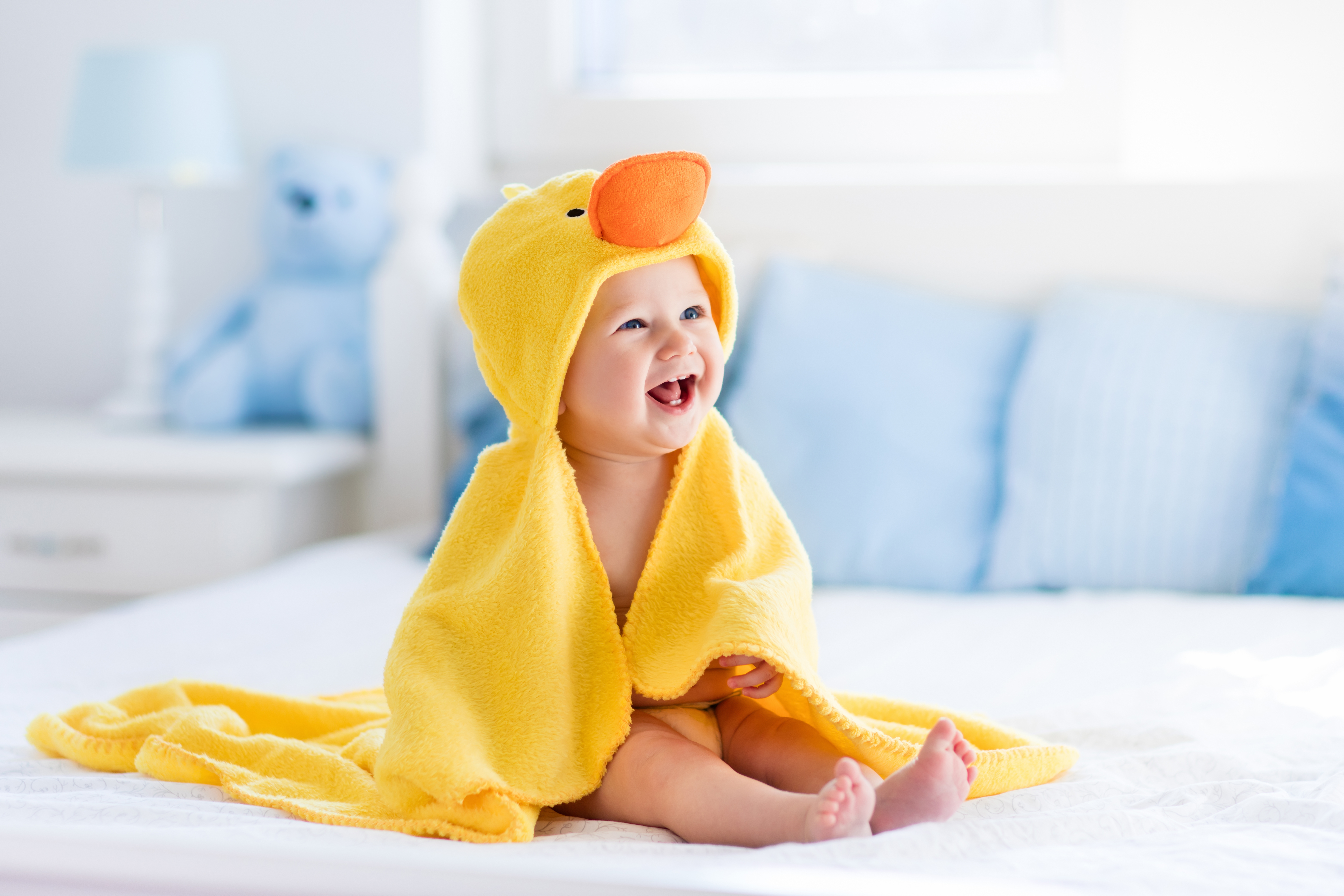 Kleines Kind in Entenkostüm ist fröhlich und lacht
